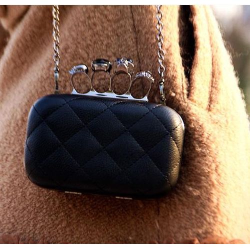Clutch Preta de Caveirinhas