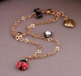 Pulseira Dourada com Pingente de Joaninha